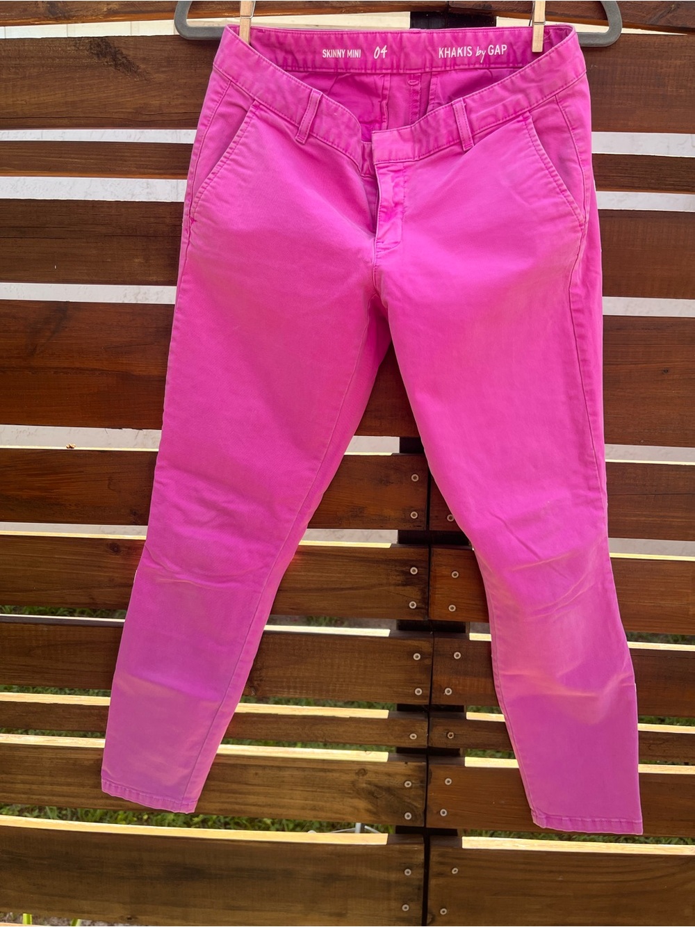 GAP Skinny Mini Jeans in Vibrant Fuchsia Pink